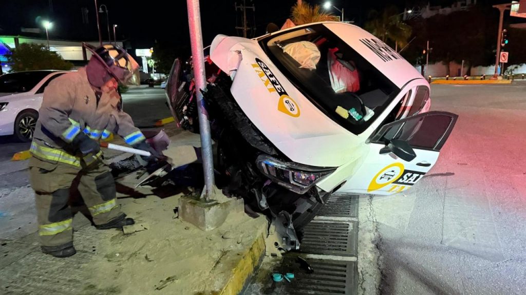 Conductor perdió el control y dejó su taxi suspendido en la estructura metálica de un semáforo frente a Plaza Hong Kong.