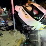 Conductor perdió el control y dejó su taxi suspendido en la estructura metálica de un semáforo frente a Plaza Hong Kong.