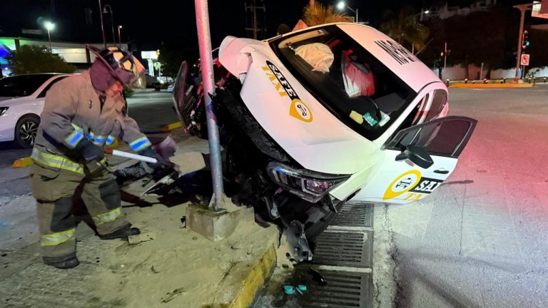 Conductor perdió el control y dejó su taxi suspendido en la estructura metálica de un semáforo frente a Plaza Hong Kong.
