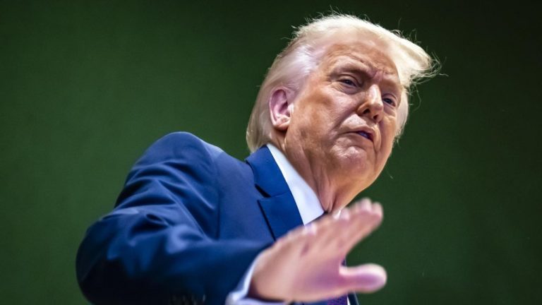 Durante un mensaje desde Davos, Donald Trump se autodenominó “dictador” y dijo que a veces se necesita uno para gobernar.