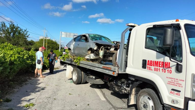 Un automóvil volcó en la carretera federal 307, en el tramo Tulum–Playa del Carmen; el conductor resultó lesionado y fue atendido por paramédicos.