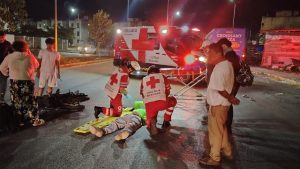 Un motociclista en calidad de desconocido resultó gravemente herido tras un choque frontal registrado la madrugada del domingo en Paseos del Mar.