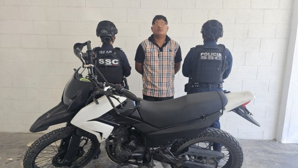 Víctor “N” fue detenido en Cozumel conduciendo una motocicleta con reporte de robo, luego de ignorar indicaciones de la Policía Estatal.