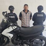 Víctor “N” fue detenido en Cozumel conduciendo una motocicleta con reporte de robo, luego de ignorar indicaciones de la Policía Estatal.