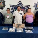 Durante un operativo en la supermanzana 64 de Cancún, la policía detuvo a tres personas por presuntos delitos contra la salud y violaciones a la Ley Federal de Armas de Fuego y Explosivos.