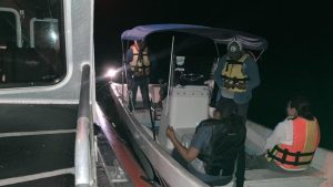 Cuatro brigadistas de Conafor fueron rescatados por la Marina tras quedar a la deriva a 31 kilómetros de Chetumal cuando su embarcación perdió propulsión.