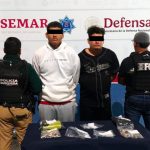 Detienen a dos presuntos narcomenudistas en la Supermanzana 75 de Cancún; les aseguran marihuana, cristal y cocaína.