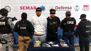 Detienen a dos presuntos narcomenudistas en la Supermanzana 75 de Cancún; les aseguran marihuana, cristal y cocaína.