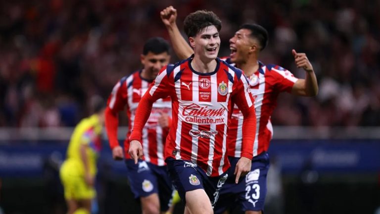 Con gol de Armando González, Chivas derrotó 1-0 al América y se mantiene invicto y líder del Clausura 2026 con 18 puntos.