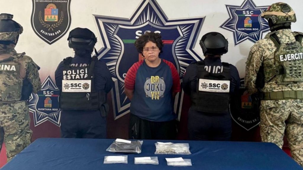 Durante un operativo conjunto, autoridades localizaron presuntas dosis de droga en poder de una mujer en Cancún.
