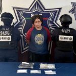 Durante un operativo conjunto, autoridades localizaron presuntas dosis de droga en poder de una mujer en Cancún.