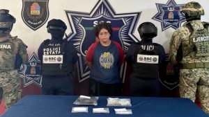Durante un operativo conjunto, autoridades localizaron presuntas dosis de droga en poder de una mujer en Cancún.