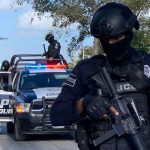 Autoridades detuvieron a una persona en Cozumel y mantienen la búsqueda del presunto responsable del incendio de una tienda.