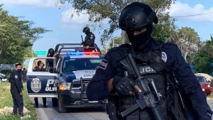 Autoridades detuvieron a una persona en Cozumel y mantienen la búsqueda del presunto responsable del incendio de una tienda.