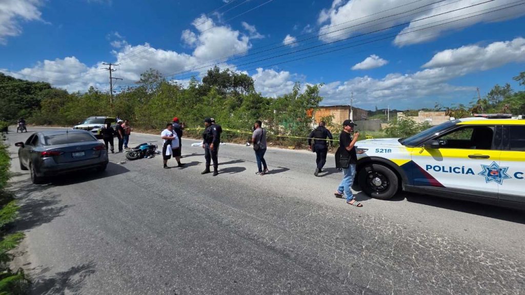 Un motociclista de aproximadamente 30 años perdió la vida tras ser embestido por un automóvil. El conductor responsable huyó del lugar.