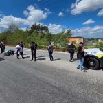 Un motociclista de aproximadamente 30 años perdió la vida tras ser embestido por un automóvil. El conductor responsable huyó del lugar.