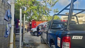 Una persona murió tras ser atacada con arma de fuego en la colonia irregular In House; autoridades acordonaron la zona y la Fiscalía realizó el levantamiento del cuerpo.