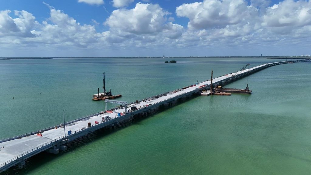 El Puente Nichupté quedó completamente unido, conectando la ciudad de Cancún con la Zona Hotelera y registra un avance del 94%.