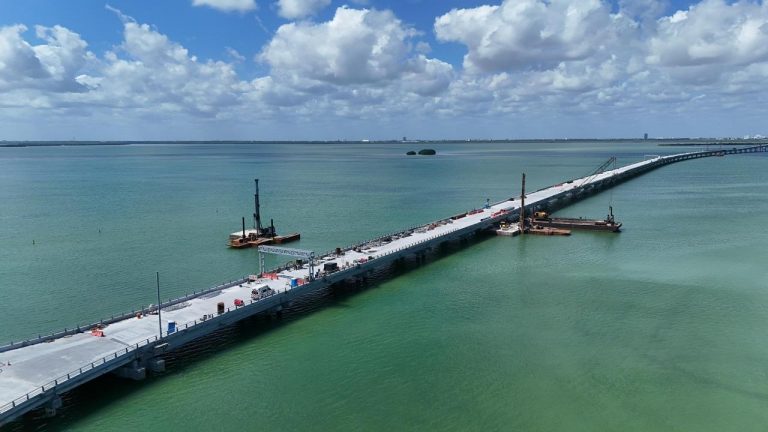 El Puente Nichupté quedó completamente unido, conectando la ciudad de Cancún con la Zona Hotelera y registra un avance del 94%.