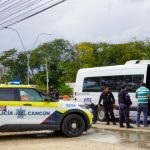 Sujetos armados incendiaron tres vehículos en la carretera Leona Vicario–Cancún; fuerzas federales desplegaron un operativo y cerraron la circulación.