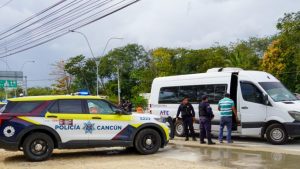 Sujetos armados incendiaron tres vehículos en la carretera Leona Vicario–Cancún; fuerzas federales desplegaron un operativo y cerraron la circulación.