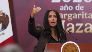 La actriz Salma Hayek respaldó los incentivos fiscales anunciados por el gobierno federal para la industria cinematográfica y llamó a fortalecer la imagen de México.