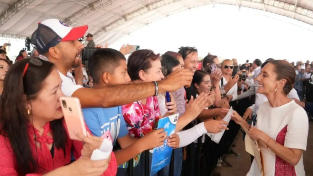 La presidenta descendió del estrado durante un acto oficial en Saltillo para dialogar con familiares de personas desaparecidas.