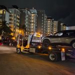 Elementos de la Fiscalía aseguraron cuatro taxis y una camioneta durante un operativo en Punta Sam; una persona fue detenida.