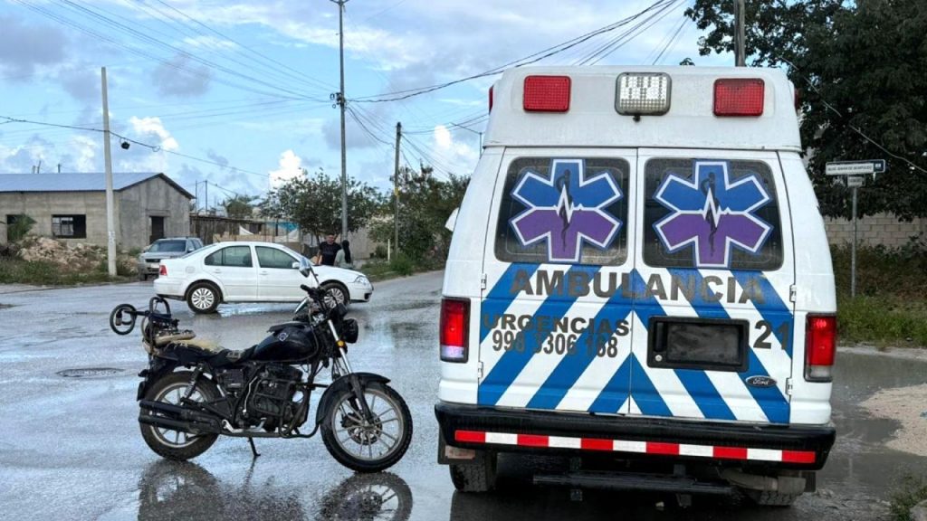Accidente entre automóvil y motocicleta deja a un hombre y una menor lesionados en la Región 247 de Cancún