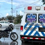 Accidente entre automóvil y motocicleta deja a un hombre y una menor lesionados en la Región 247 de Cancún