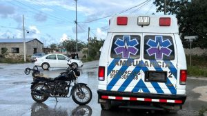 Accidente entre automóvil y motocicleta deja a un hombre y una menor lesionados en la Región 247 de Cancún
