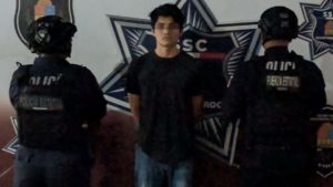 Detienen en Cancún a hombre presuntamente ligado a robos en tiendas de conveniencia tras agredir a policías.