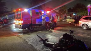 Dos jóvenes chocaron tras una persecución luego de ser sorprendidos presuntamente robando una motocicleta en la Región 220 de Cancún.