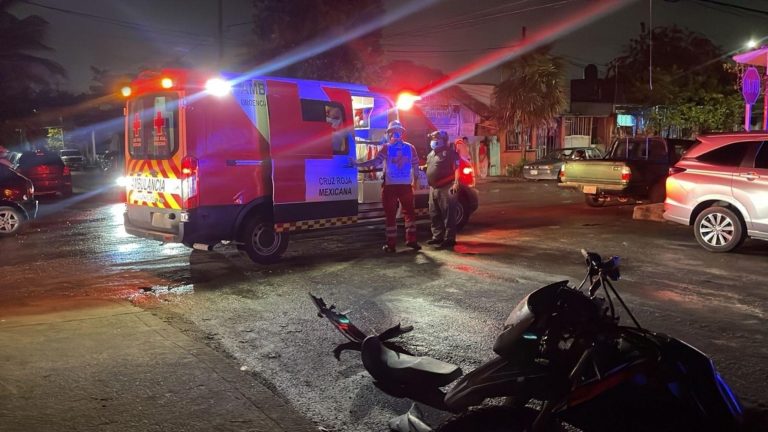 Dos jóvenes chocaron tras una persecución luego de ser sorprendidos presuntamente robando una motocicleta en la Región 220 de Cancún.