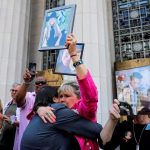 Un jurado determinó que Meta y YouTube diseñaron plataformas adictivas que afectaron la salud mental de una joven, marcando un precedente legal.