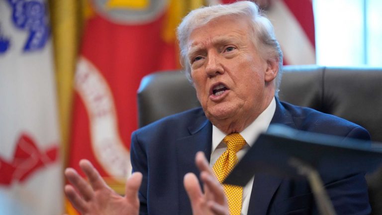 El presidente de Estados Unidos, Donald Trump, lanzó acusaciones contra periodistas y sugirió posibles sanciones