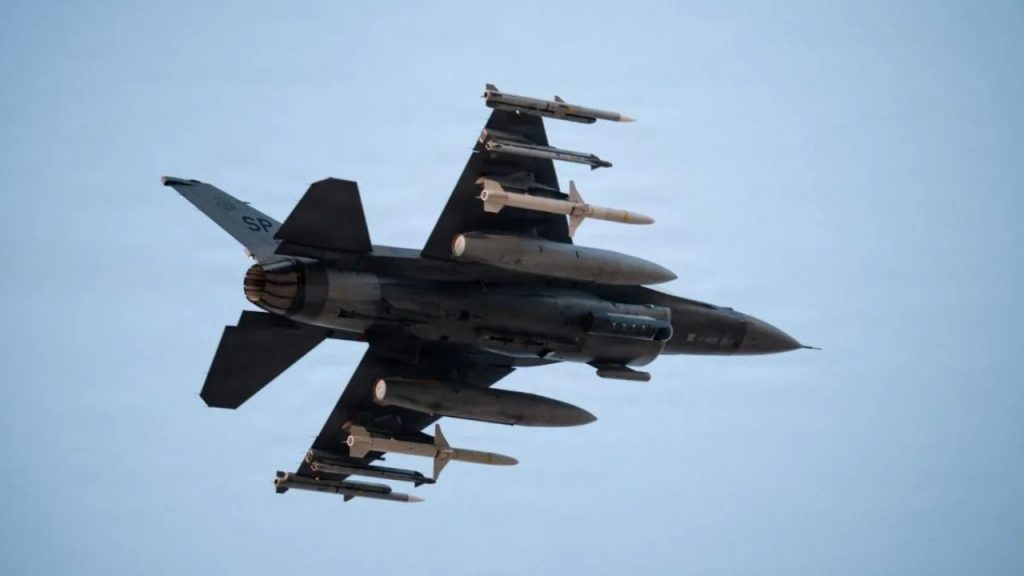 Irán afirmó haber derribado dos aeronaves de EU en medio del conflicto; uno de los pilotos fue rescatado y otro permanece desaparecido.