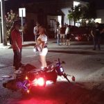 Un motociclista presuntamente bajo los efectos del alcohol se impactó contra un automóvil estacionado en Chetumal.