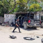 Una patrulla estatal terminó incrustada en una llantera tras chocar con un vehículo particular en la avenida López Portillo; no hubo lesionados.