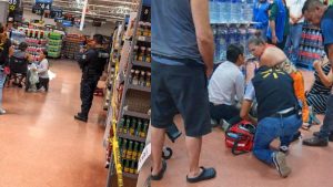 Una persona falleció al interior de una tienda Walmart en el centro de Playa del Carmen, luego de presentar malestares mientras realizaba compras.