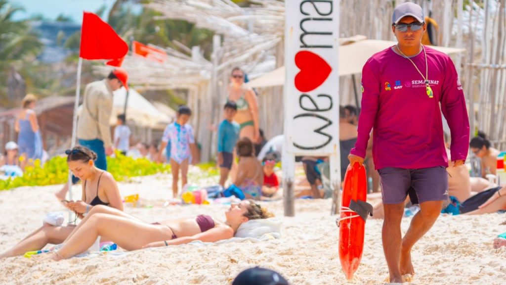 Miles de turistas abarrotan destinos de Quintana Roo en el arranque de Semana Santa, con alta ocupación en playas, zonas arqueológicas y aeropuertos.