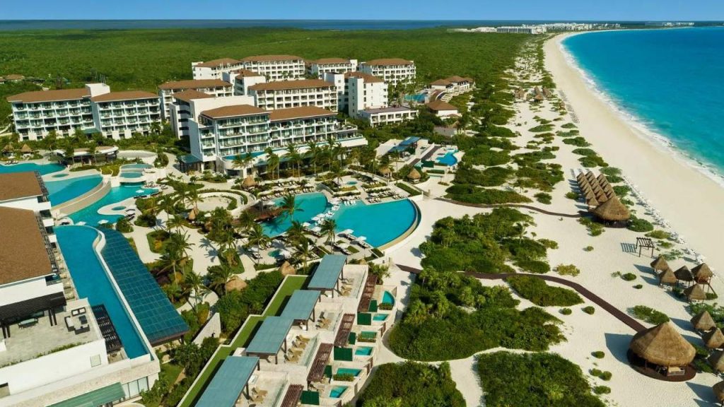 La madrugada de este sábado, un turista estadounidense fue hallado sin vida en una alberca del hotel Dreams Playa Mujeres.