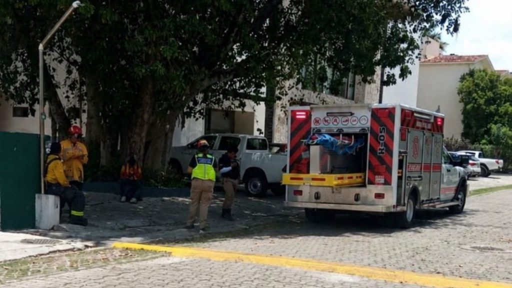 Un trabajador murió y otro resultó lesionado tras caer en una fosa séptica en Playacar, mientras realizaban labores de mantenimiento.