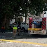 Un trabajador murió y otro resultó lesionado tras caer en una fosa séptica en Playacar, mientras realizaban labores de mantenimiento.
