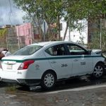 Fuerte choque entre un taxi y un auto particular en la Región 251 de Cancún dejó cuatro personas lesionadas y daños materiales.