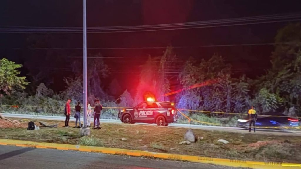 Un hombre fue asesinado a balazos en Villas Otoch Paraíso; intentó refugiarse en su vivienda, pero fue alcanzado por los disparos.