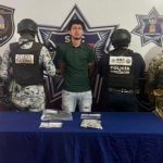 Detienen a Addonis “N” en la supermanzana 256 de Cancún con 62 bolsitas de presunta marihuana, dinero en efectivo y una motocicleta.