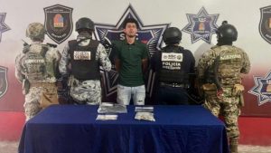 Detienen a Addonis “N” en la supermanzana 256 de Cancún con 62 bolsitas de presunta marihuana, dinero en efectivo y una motocicleta.