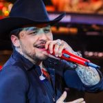 Un nuevo trámite legal revela que Christian Nodal busca registrar “El Forajido”, lo que desata especulación sobre su identidad artística.