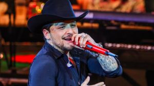 Un nuevo trámite legal revela que Christian Nodal busca registrar “El Forajido”, lo que desata especulación sobre su identidad artística.